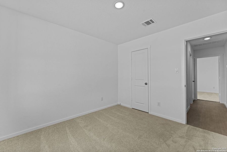 Spacious, unfurnished interior of a new home in Lodi Grove, Floresville (Image 15).