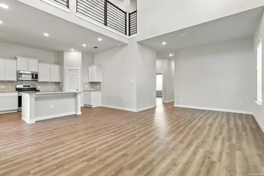 Spacious, unfurnished interior of a new home in Hunters Ranch, San Antonio (Image 18).