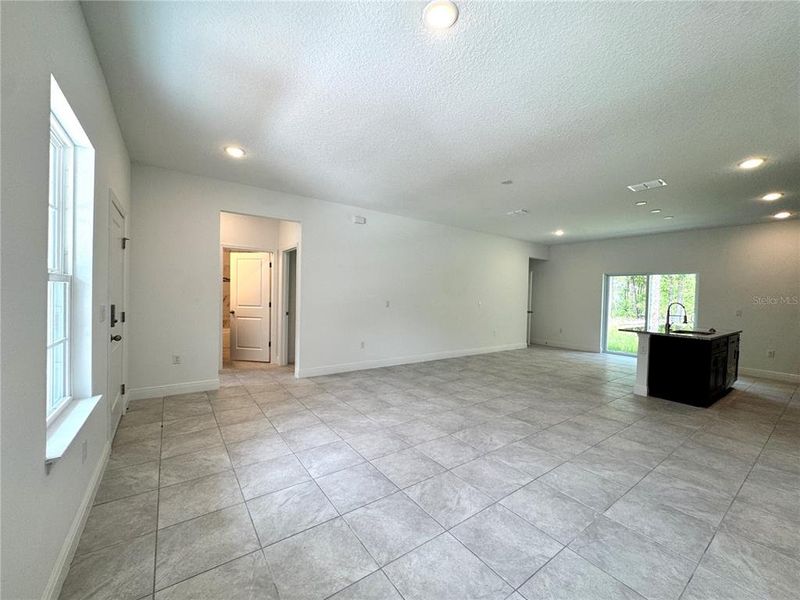 Spacious, unfurnished interior of a new home in , Citrus Springs (Image 12).