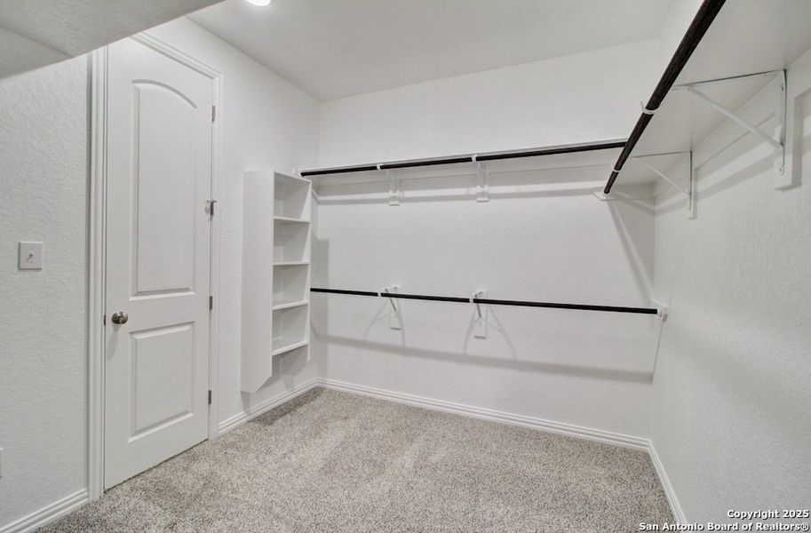 Spacious, unfurnished interior of a new home in Meyer Ranch - Enclave, New Braunfels (Image 14).