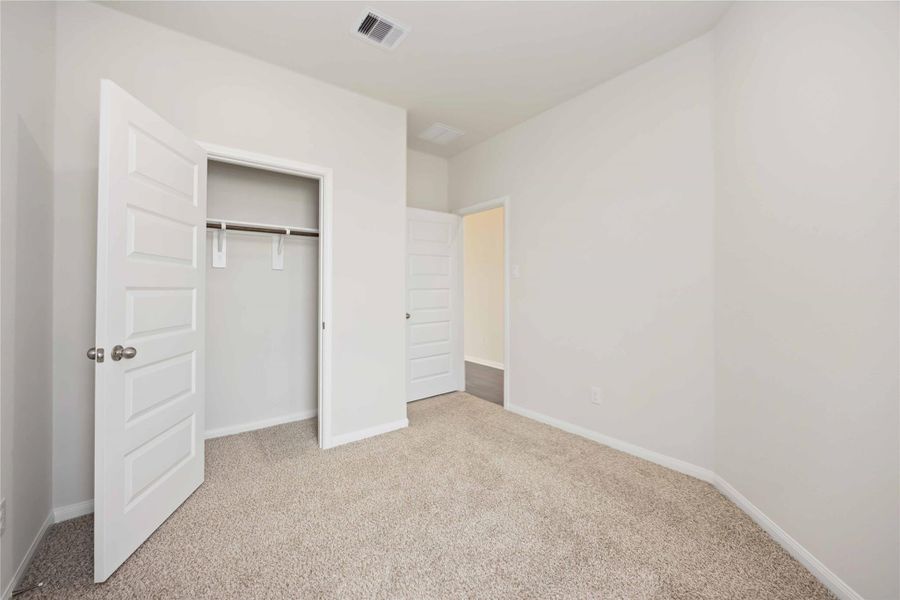 Spacious, unfurnished interior of a new home in Meadow Park, Conroe (Image 18).
