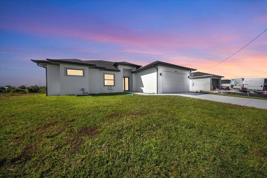 Exterior details and patio area of a home in , Lehigh Acres (Image 4).