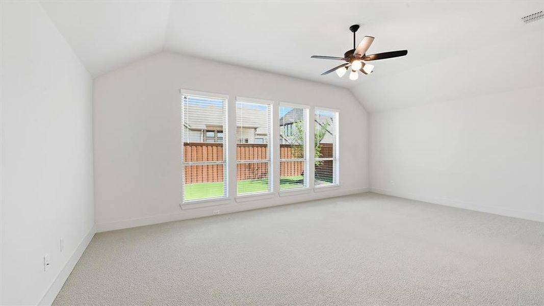 Spacious, unfurnished interior of a new home in Myrtle Creek, Waxahachie (Image 16).