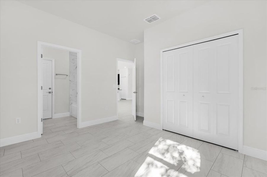 Spacious, unfurnished interior of a new home in , Citrus Springs (Image 26).