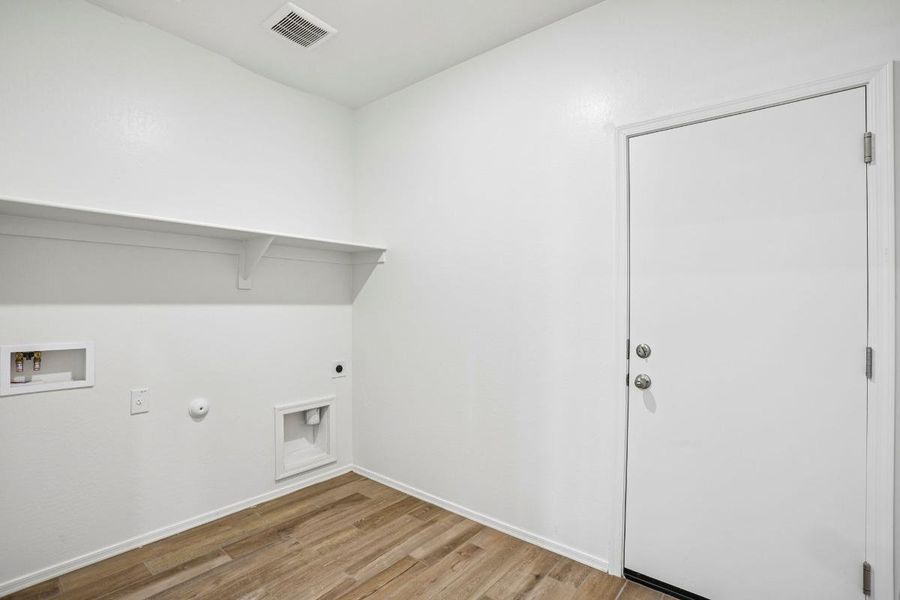Spacious, unfurnished interior of a new home in Bella Camino Traditions, San Tan Valley (Image 10). Spacious, unfurnished interior of a new home in Bella Camino Traditions, San Tan Valley (Image 10).