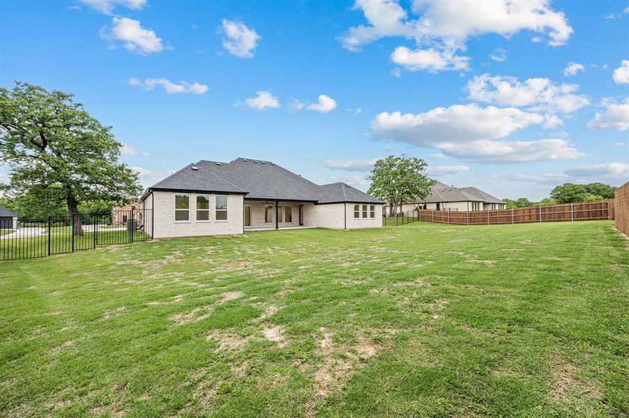 Exterior details and patio area of a home in Highland Oaks, Boyd (Image 28).