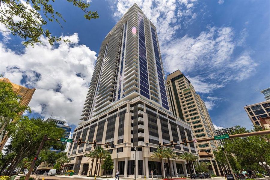 Condo located in St. Petersburg, FL showcasing its design and architecture (Image 34).