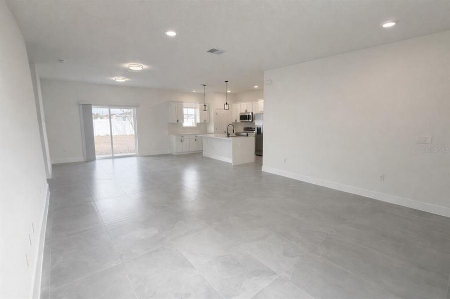 Spacious, unfurnished interior of a new home in , Ocala (Image 11).