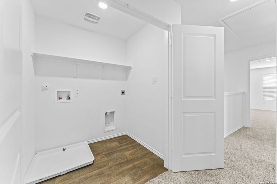 Spacious, unfurnished interior of a new home in Laurel Vistas, San Antonio (Image 16).