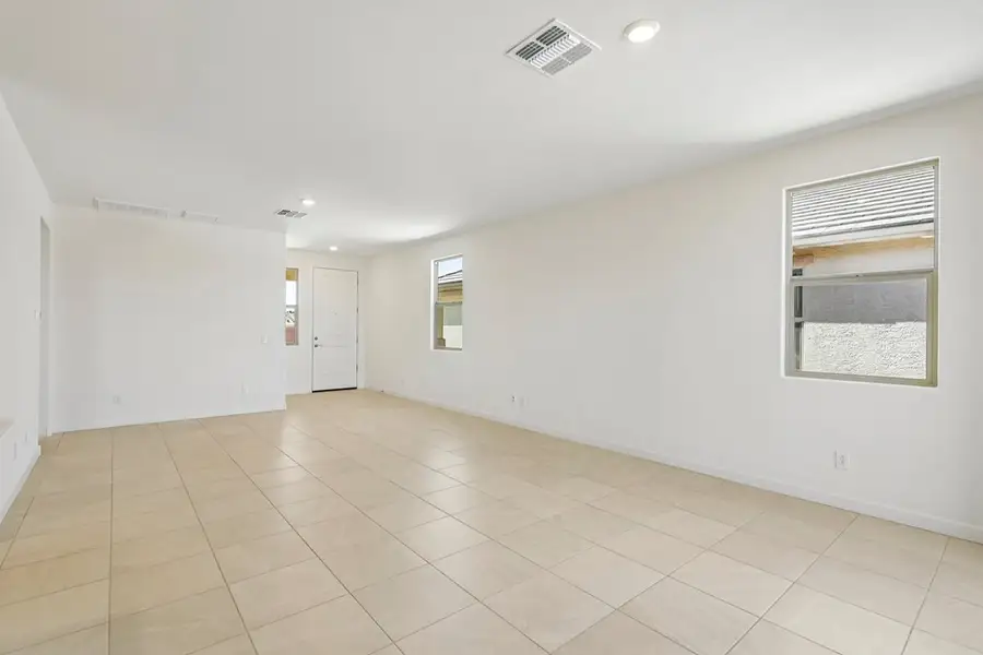 Spacious, unfurnished interior of a new home in Mandarina Reserve, Marana (Image 6).