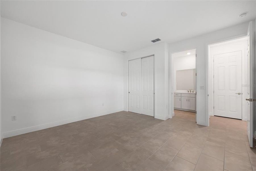 Spacious, unfurnished interior of a new home in , Ocala (Image 13).