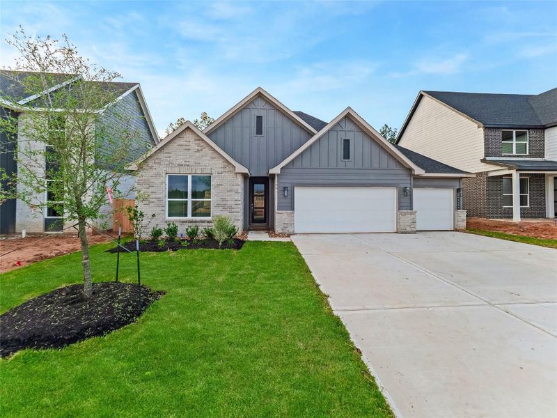 Front exterior of a new home in Silverthorne, Conroe, TX, highlighting curb appeal (Image 1). Front exterior of a new home in Silverthorne, Conroe, TX, highlighting curb appeal (Image 1).