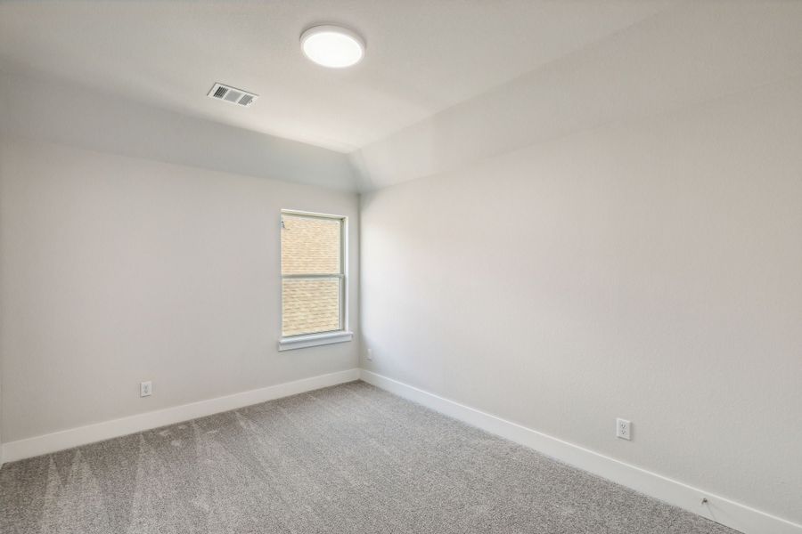 Spacious, unfurnished interior of a new home in Dove Hollow, Waxahachie (Image 21).