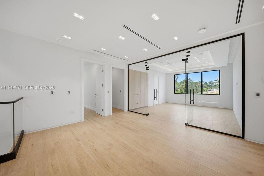 Spacious, unfurnished interior of a new home in , Fort Lauderdale (Image 76).