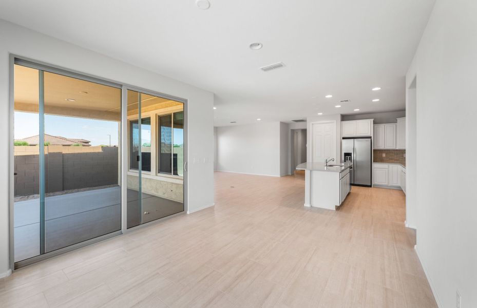 Spacious, unfurnished interior of a new home in Sun City Anthem at Merrill Ranch, Florence (Image 17).