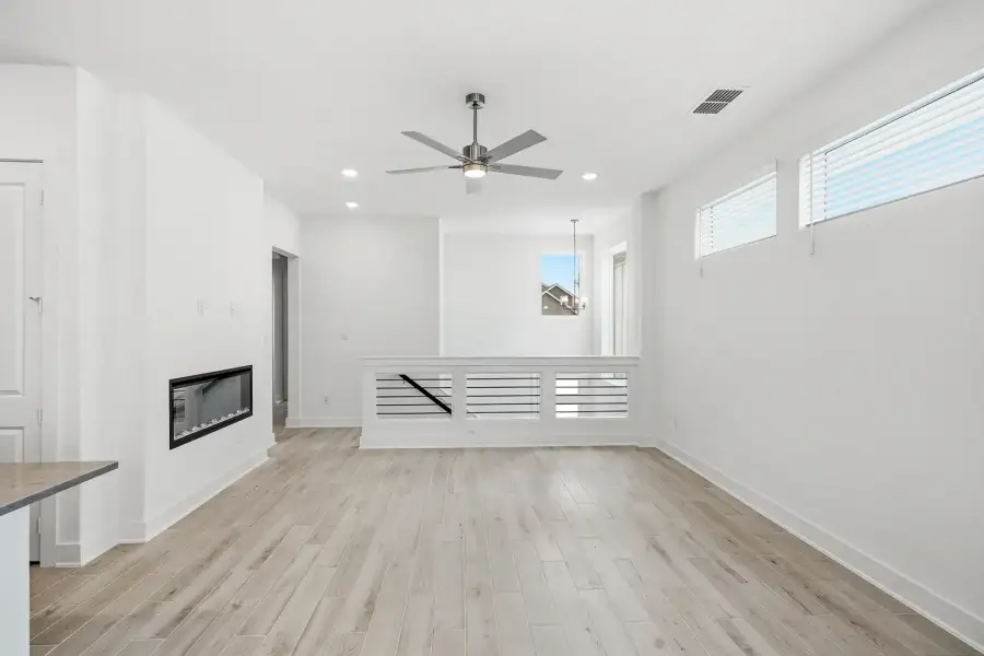 Spacious, unfurnished interior of a new home in Rose Hill, San Antonio (Image 28).