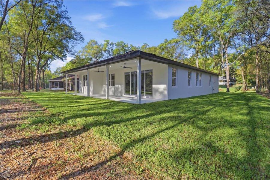 Exterior details and patio area of a home in , Dunnellon (Image 4).