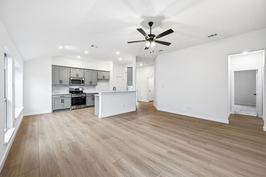 Representative unfurnished interior of a home built from the Hanover by Cheldan Homes in Craftsmen's Corner, Cleburne (Image 71).