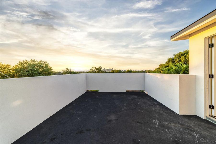 Exterior details and patio area of a home in , Dallas (Image 4).