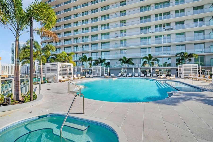 Condo located in St. Petersburg, FL showcasing its design and architecture (Image 29).
