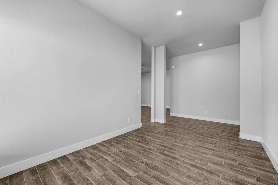 Spacious, unfurnished interior of a new home in Barton Creek Ranch, Conroe (Image 29).