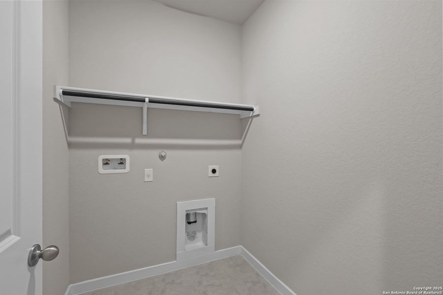 Spacious, unfurnished interior of a new home in Garden Grove, Schertz (Image 24).