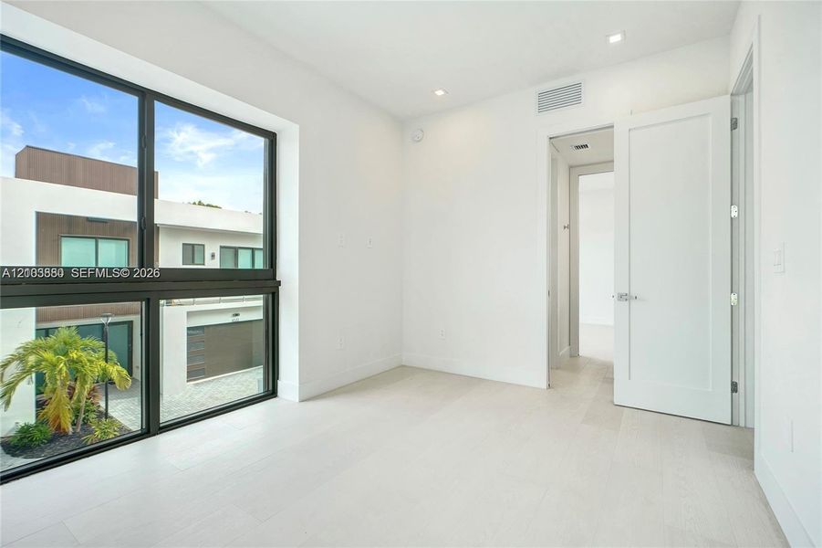 Spacious, unfurnished interior of a new home in , Dania Beach (Image 38).