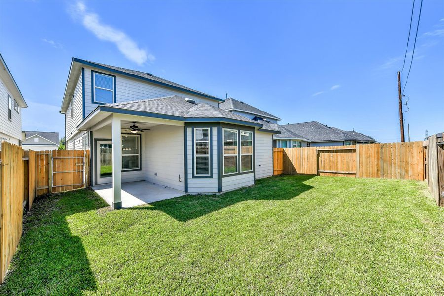 Exterior details and patio area of a home in Anderson Lakes, Houston (Image 18).