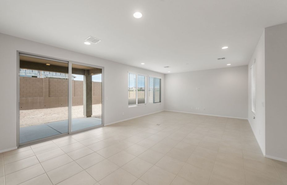 Spacious, unfurnished interior of a new home in Sun City Anthem at Merrill Ranch, Florence (Image 24).