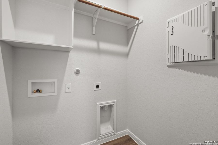 Spacious, unfurnished interior of a new home in Dauer Ranch, New Braunfels (Image 12). Spacious, unfurnished interior of a new home in Dauer Ranch, New Braunfels (Image 12).