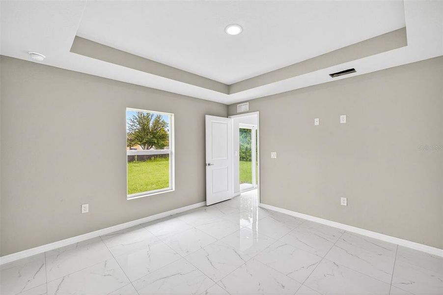 Spacious, unfurnished interior of a new home in , Lehigh Acres (Image 8).