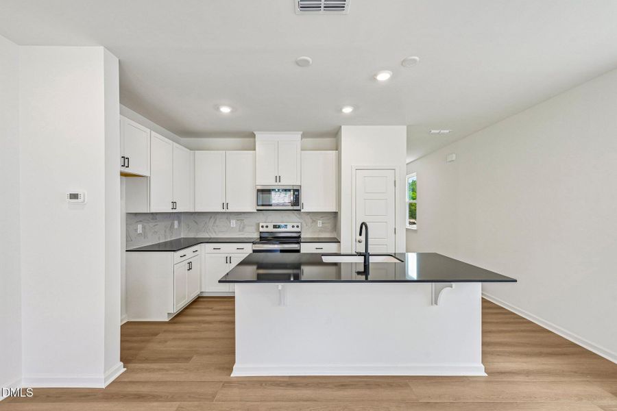 12-web-or-mls-Glen Lyon Dr-S2706-012