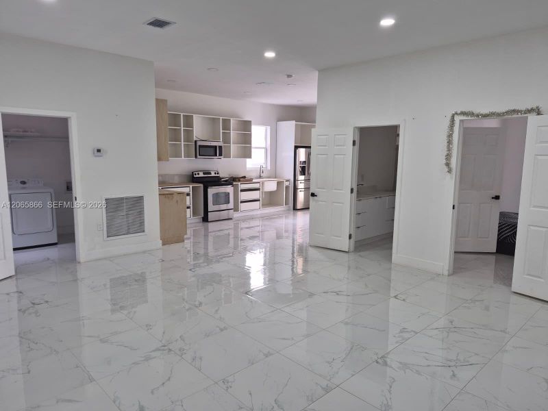 Spacious, unfurnished interior of a new home in , Clewiston (Image 14).
