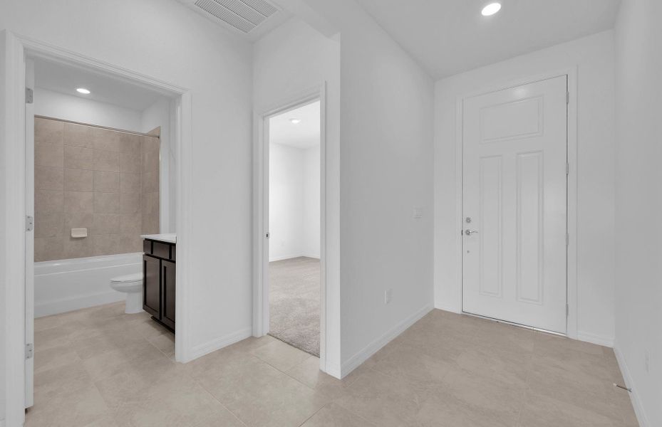 Spacious, unfurnished interior of a new home in Hyland Trail, Green Cove Springs (Image 18).