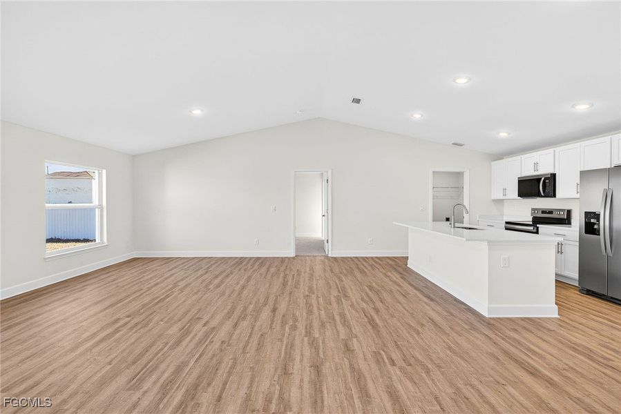 Spacious, unfurnished interior of a new home in Cape Coral, Cape Coral (Image 17).