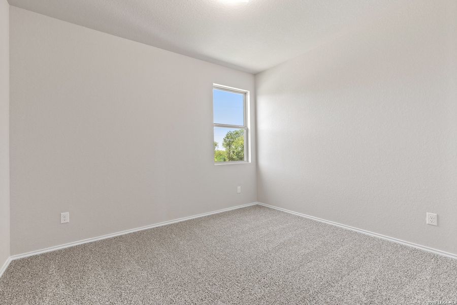 Spacious, unfurnished interior of a new home in Blue Ridge Ranch, San Antonio (Image 20).