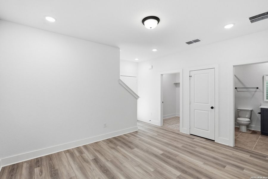 Spacious, unfurnished interior of a new home in Rose Hill, San Antonio (Image 22).