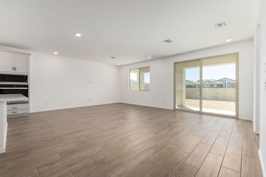 Spacious, unfurnished interior of a new home in Tyler Ranch, Buckeye (Image 11).