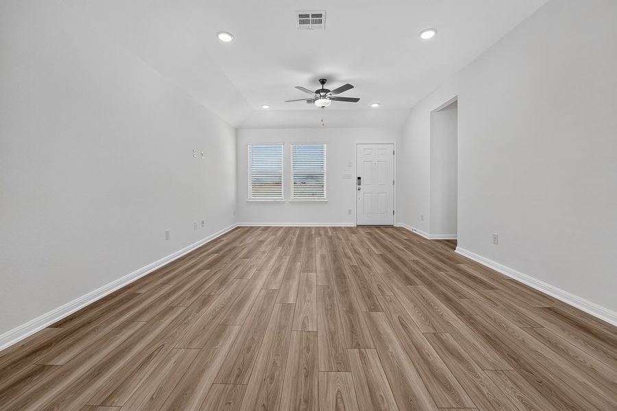 Spacious, unfurnished interior of a new home in Emory Crossing, Hutto (Image 14).