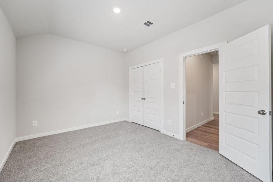 Spacious, unfurnished interior of a new home in Stewart's Ranch, Conroe (Image 34).