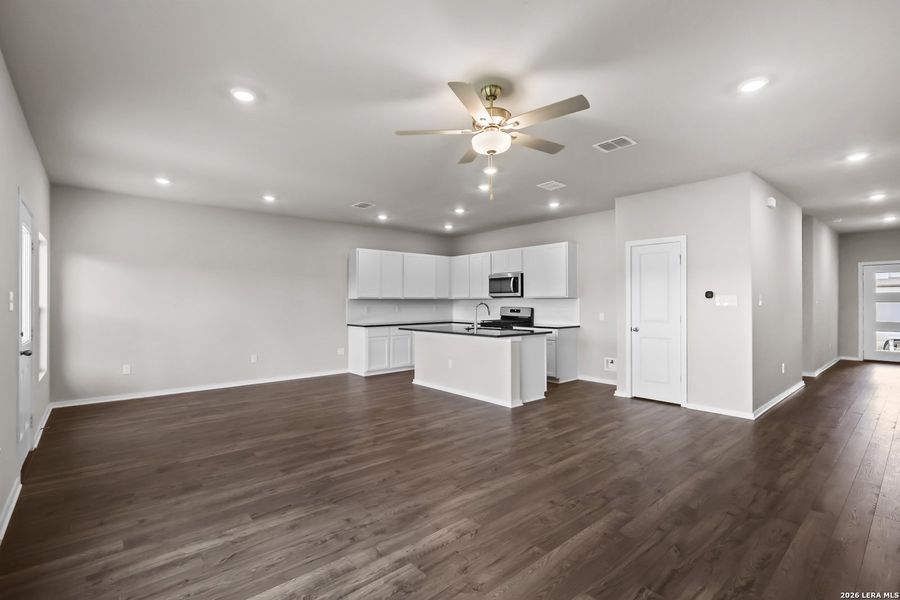 Spacious, unfurnished interior of a new home in Summerlin, San Antonio (Image 23).