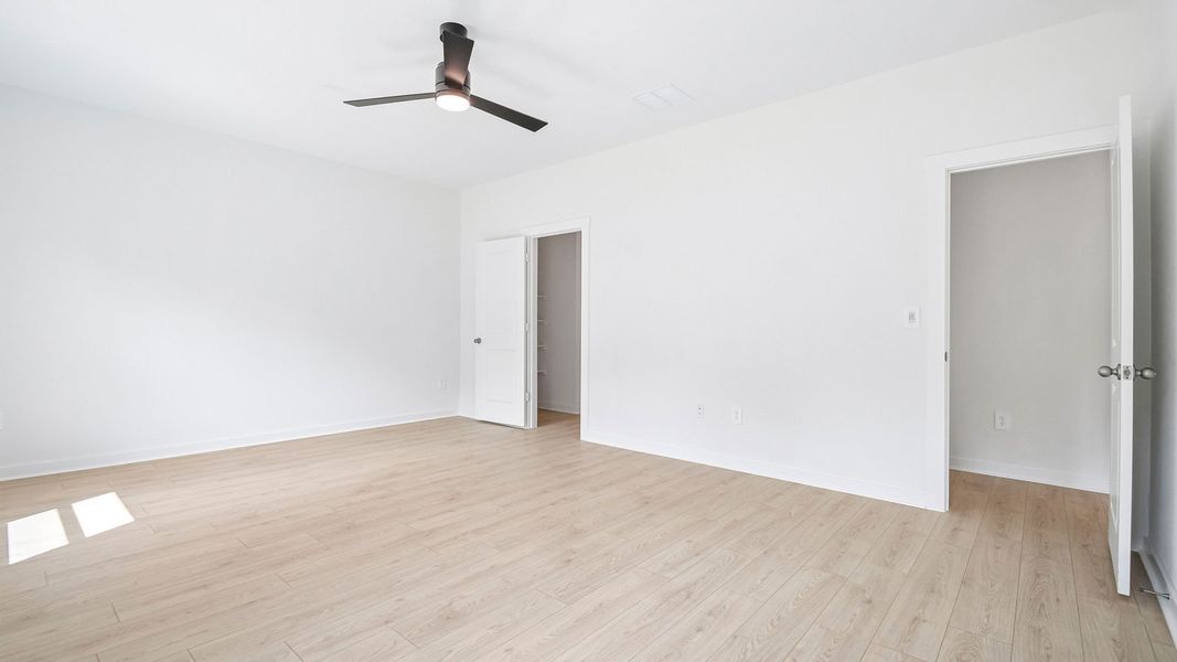 Spacious, unfurnished interior of a new home in Rosenbusch Ranch, Leander (Image 23).