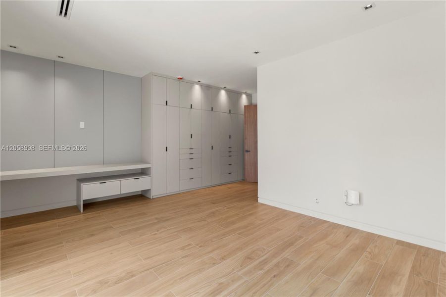 Spacious, unfurnished interior of a new home in , Miami (Image 22).