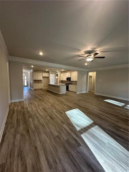 Spacious, unfurnished interior of a new home in Mirror Lake, Villa Rica (Image 14).