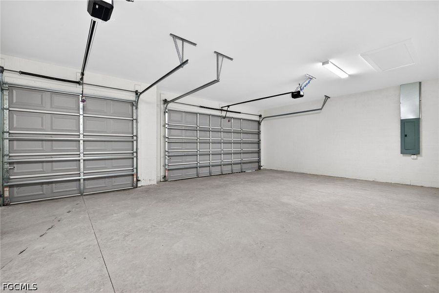 Spacious, unfurnished interior of a new home in Cape Coral, Cape Coral (Image 33).