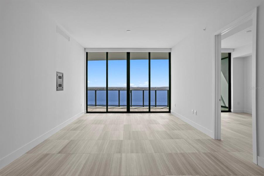 Spacious, unfurnished interior of a new home in , Tampa (Image 28).