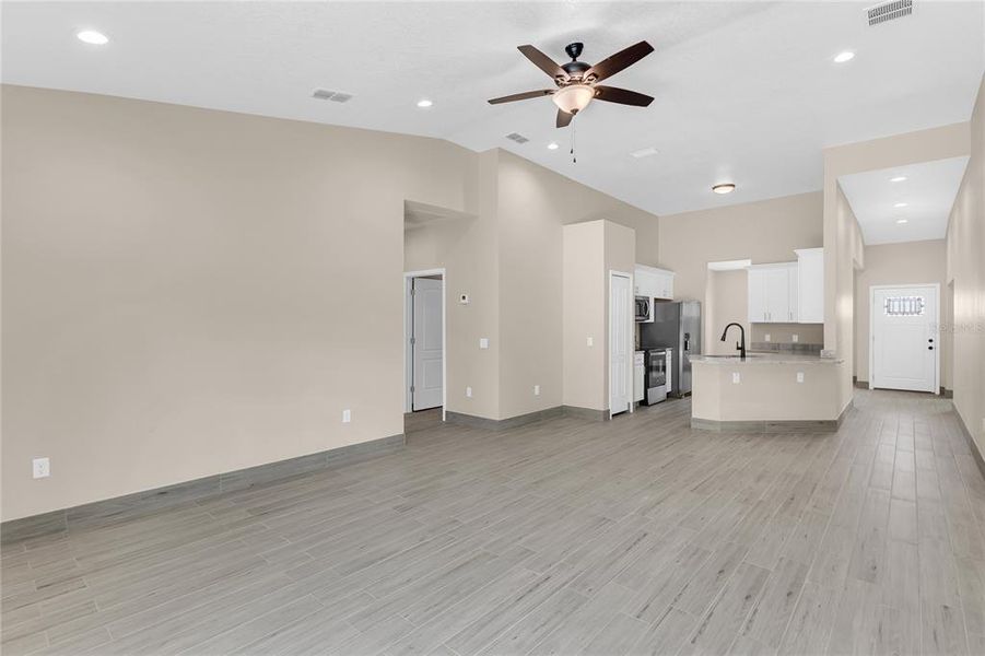 Spacious, unfurnished interior of a new home in , Kissimmee (Image 16).