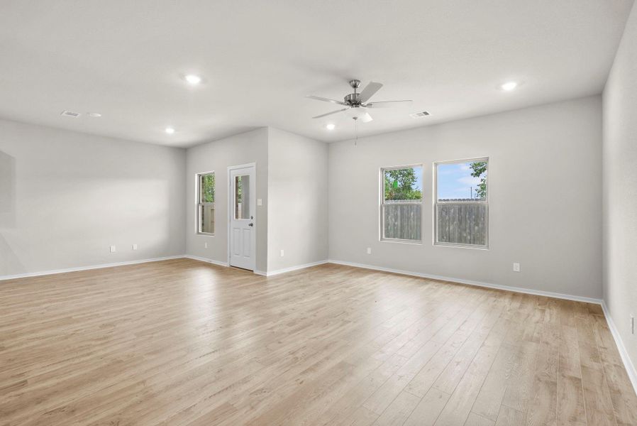 Spacious, unfurnished interior of a new home in Laurel Landing, Alvin (Image 17).