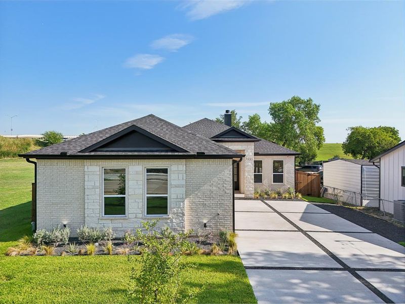 View of front of house featuring a front yard