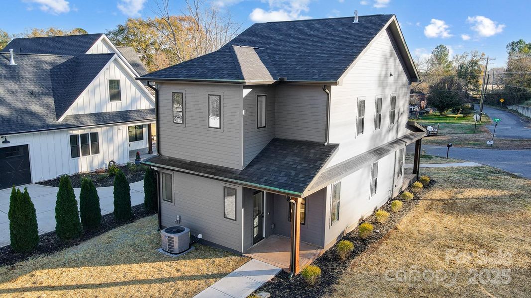 Front exterior of a new home in , Belmont, NC, highlighting curb appeal (Image 25). Front exterior of a new home in , Belmont, NC, highlighting curb appeal (Image 25).